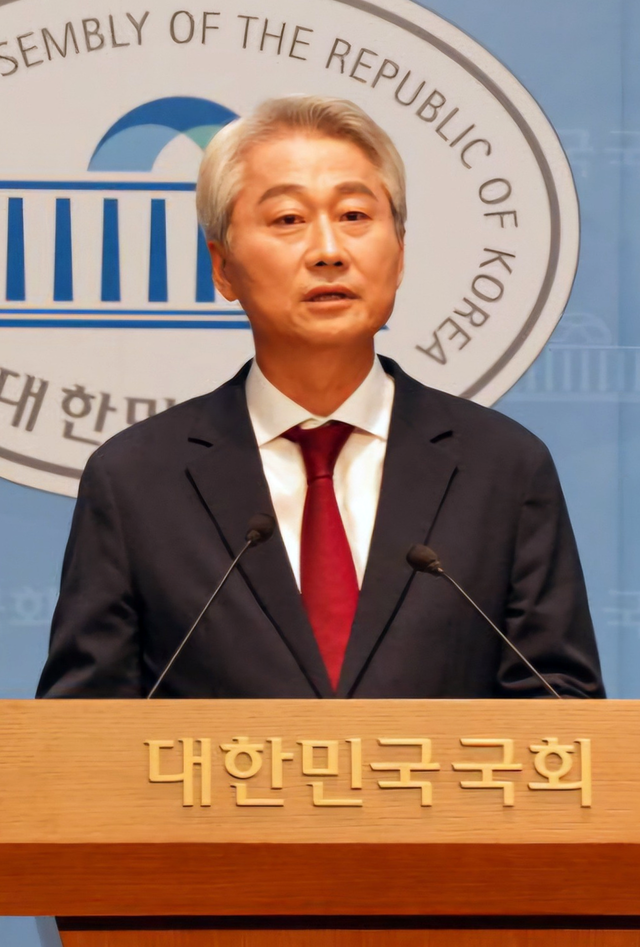 김근식 국민의힘 서울 송파병 당협위원장(경남대 정치외교학부 교수)이 28일 오후 국회 소통관에서 국민의힘 8·22 전당대회 선출직 최고위원 출마 선언을 하고 있다.<김근식 교수 페이스북 사진 갈무리>