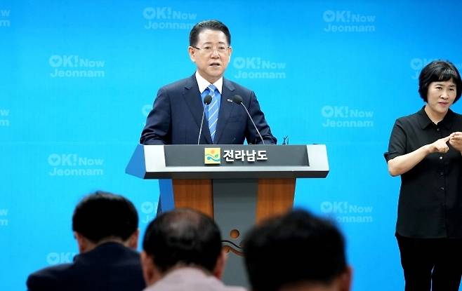 김영록 전남지사가 11일 도청에서 이재명 정부의 획기적 RE100 산업단지 정책에 대한 환영문을 발표하고 있다.