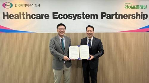 김영석 교보라이프플래닛 대표(왼쪽)와 고홍병 한국에자이 대표가 MOU 기념촬영을 하고 있다.(사진=교보라이프플래닛)