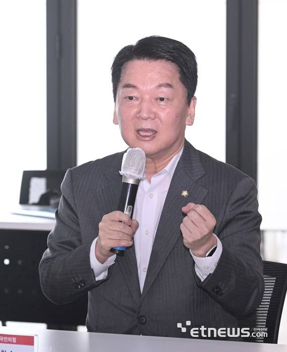 최수진 국민의힘 국회의원과 전자신문이 공동 주최한 '바이오헬스 디지털 혁신포럼 현장 간담회'가 24일 서울 송파구 비워크서울에서 열렸다. 안철수 국민의힘 의원이 축사를 하고 있다. 박지호기자 jihopress@etnews.com