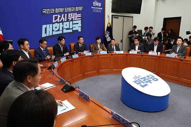 더불어민주당 김병기 당 대표 직무대행 겸 원내대표가 28일 서울 여의도 국회에서 열린 최고위원회의에서 발언하고 있다. 연합뉴스