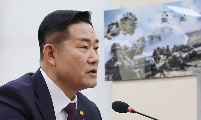 2023년 12월 21일 당시 신원식 국방부 장관이 국회 국방위원회 전체회의에서 의원 질의에 답변하고 있다. 연합뉴스