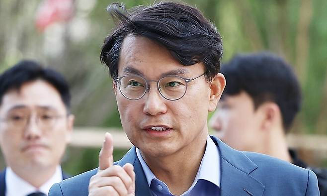 윤상현 국민의힘 의원이 27일 서울 종로구 광화문 kt웨스트 김건희 특검 사무실로 향하고 있다. 연합뉴스