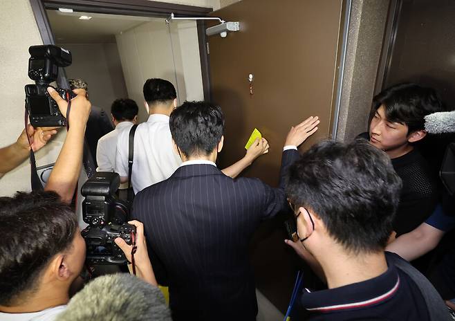 김건희 여사 관련 각종 의혹을 수사하는 김건희 특검팀(특별검사 민중기)이 28일 서울 노원구 상계동 이준석 개혁신당 대표 자택으로 압수수색을 위해 들어가고 있다. 공동취재사진