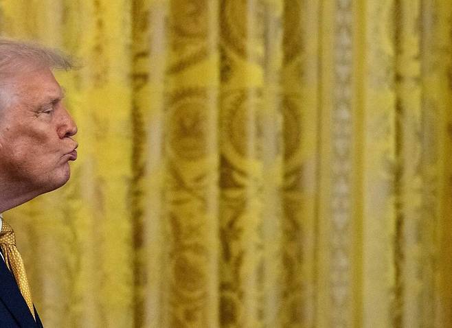 도널드 트럼프 미국 대통령이 2025년 7월22일 백악관에서 공화당 의원 초청 행사를 마친 뒤 행사장을 빠져나가고 있다. AFP 연합뉴스