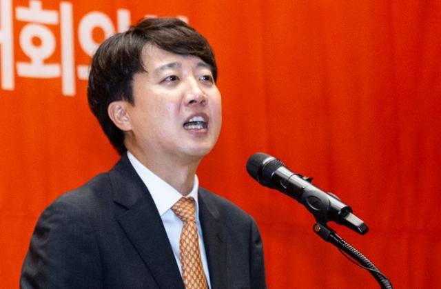 김건희 여사 관련 각종 의혹 사건을 수사하는 민중기 특별검사팀이 28일 이준석 개혁신당 대표의 상계동 자택에 대한 압수수색에 나섰다. 사진은 개혁신당 당대표 선거에 단독 출마한 이준석 의원이 27일 국회 의원회관 대회의실에서 열린 제2차 전당대회에서 정견 발표를 하고 있는 모습. 연합뉴스