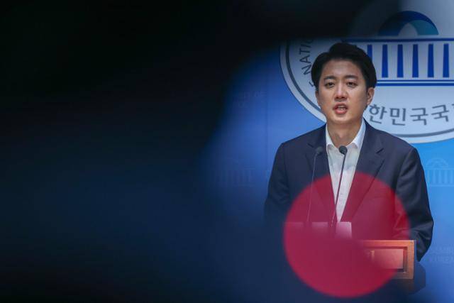 5월 30일 이준석 당시 개혁신당 대선후보가 서울 여의도 국회 소통관에서 민주당, 조국혁신당, 진보당, 기본소득당, 사회민주당 의원들이 자신을 국회에서 제명시키는 징계안을 제출한 것과 관련한 긴급 기자회견을 하고 있다. 뉴스1