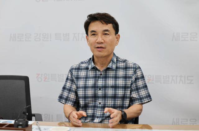 김진태 강원도지사가 28일 강원 춘천시 강원도청에서 열린 현안 기자간담회 중 최근 부산 해운대구청장의 양양 비하발언에 대해 "심각한 우려를 표한다"고 밝혔다. 강원도 제공