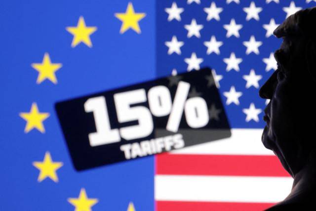 도널드 트럼프 미국 대통령의 모습을 한 인형이 미국 국기와 유럽연합(EU) 깃발 앞에 서 있는 모습. 로이터 연합뉴스