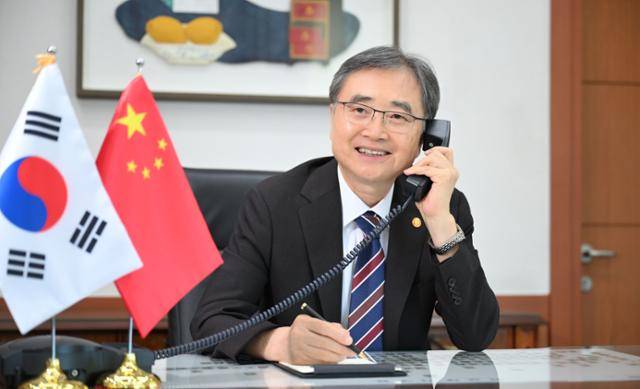 조현 외교부 장관이 28일 왕이 중국 외교부장과 취임 후 첫 전화 통화를 하고 있다. 외교부 제공