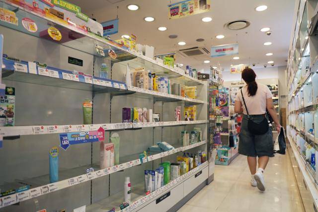 27일 민생회복 소비쿠폰을 사용할 수 있는 서울 시내 한 CJ올리브영 가맹점 진열대가 텅 비어 있다. 연합뉴스