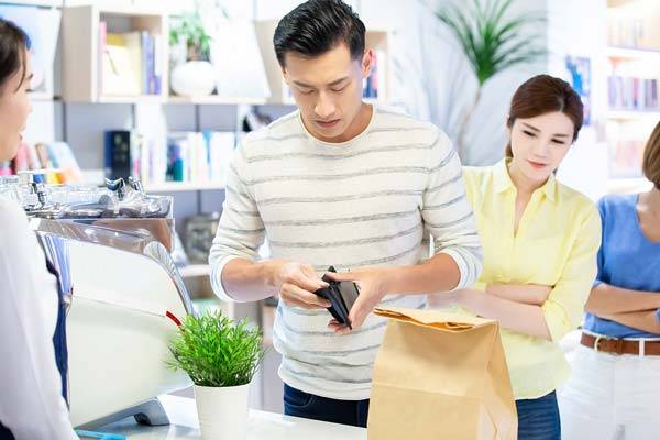 친한 친구와 함께 영화를 보거나 식사할 때, 비용 전액을 부담하는 행동이 행복감을 느끼게 만든다는 연구 결과가 나왔다./사진=클립아트코리아