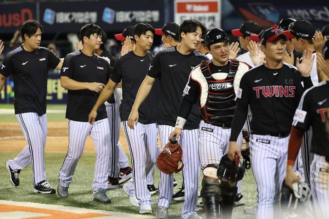LG가 지난 26일 두산전 승리 후 하이파이브를 하고 있다. 구단 제공