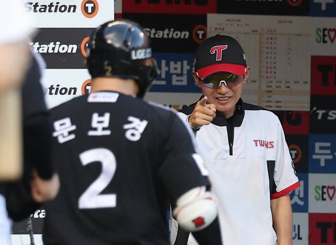 <yonhap photo-3323="">(서울=연합뉴스) 임화영 기자 = 27일 서울 잠실야구장에서 열린 프로야구 LG 트윈스와 두산 베어스의 경기. 3회초 무사 1, 2루 때 3점 홈런을 친 LG 문보경을 바라보며 염경엽 감독이 흐뭇하게 웃고 있다. 2025.7.27 hwayoung7@yna.co.kr/2025-07-27 19:14:16/ <저작권자 ⓒ 1980-2025 ㈜연합뉴스. 무단 전재 재배포 금지, AI 학습 및 활용 금지></yonhap>
