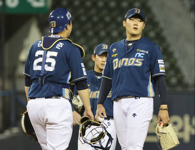 4일 오후 서울 잠실야구장에서 열린 NC와 LG 경기. NC 선발 김시훈이 3회 교체되고 있다. 잠실=정시종 기자 capa@edaily.co.kr /2024.04.04.
