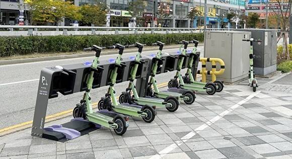 주차된 전동킥보드(사진은 기사와 무관함) [사진=세종시]