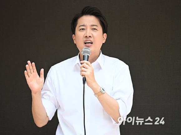 이준석 개혁신당 대선 후보가 30일 오후 서울 마포구 경의선 숲길에서 유세를 하고 있다. [사진=곽영래 기자]