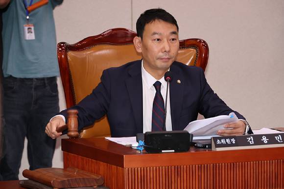 지난 2일 국회 법제사법위원회에서 더불어민주당 김용민 법안심사제1소위원장이 상법 일부개정법률안 등 안건을 심사하기 위한 소위 회의를 개의하며 의사봉을 두드리고 있다. 2025.7.2 [사진=연합뉴스]