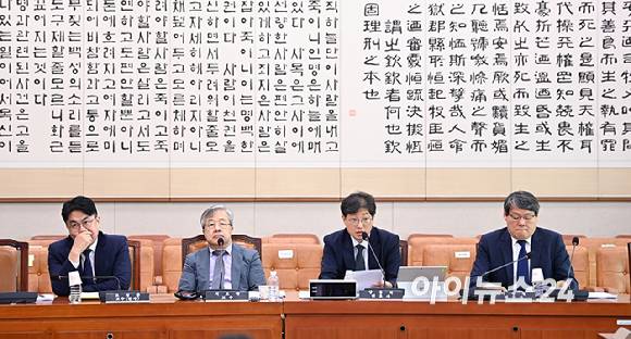 28일 오후 서울 여의도 국회 법제사법위원회 법안심사제1소위원회에서 '검찰개혁 4법'과 관련한 공청회를 진행하고 있다.왼쪽부터 모성준 사법연수원 교수, 서보학 경희대 법학전문대 교수, 양홍석 변호사, 이광철 변호사. [사진=곽영래 기자]