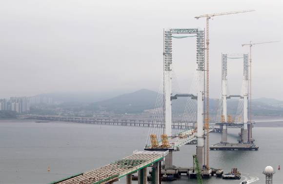 올 연말 개통을 앞두고 있는 인천 제3연륙교 건설 사업이 순항 중이다. 세계 최고 높이인 180m 주탑이 위용을 드러내고 있다. [사진=인천경제청]