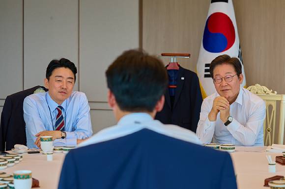 이재명 대통령이 28일 용산 대통령실에서 김민석 국무총리와 오찬을 하며 주례 보고를 받고 있다. 왼쪽은 강훈식 대통령비서실장. 2025.7.28 [사진=연합뉴스]