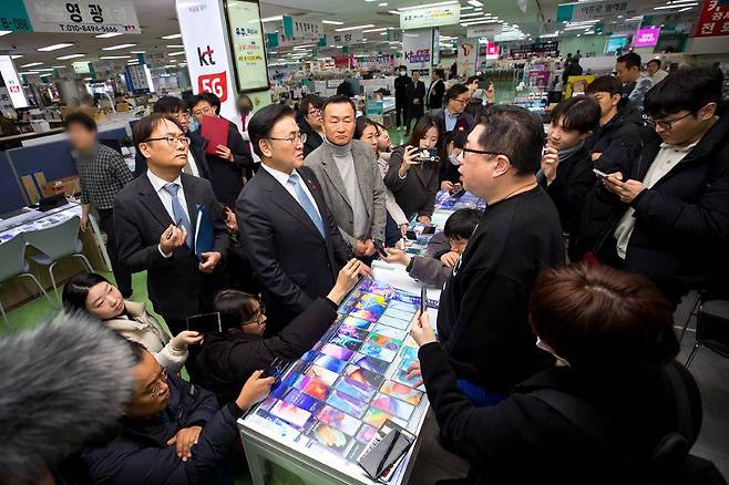 지난 2025년 1월 유상임 과기정통부 전 장관이 강변테크노마트를 방문해 이동통신 유통시장 상황을 살펴보고 현장의견을 청취하는 모습 / 출처=과기정통부