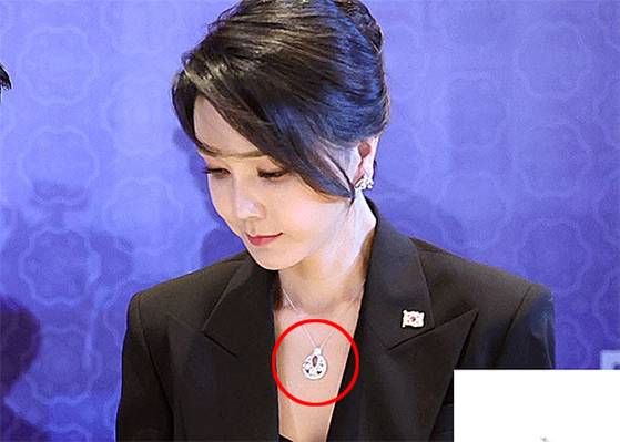 2022년 6월 스페인에서 재산 신고 누락 논란을 빚은 목걸이(원 안)를 착용한 김건희 여사. [중앙포토]