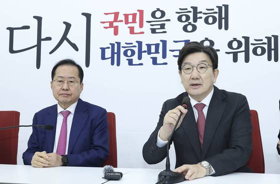 권성동 국민의힘 의원(오른쪽)과 홍준표 전 대구시장. 사진은 4월 14일 국회에서 당시 원내대표였던 권 의원이 홍 전 시장과의 면담 자리에서 발언하는 모습. 임현동 기자