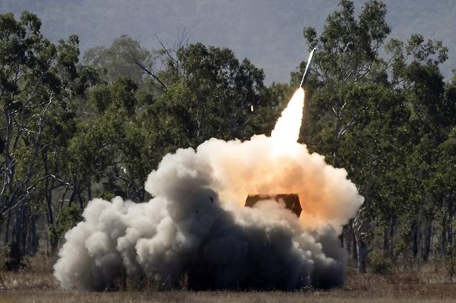 해병대 천무가 호주 훈련장 일대에서 사격 훈련을 실시하고 있다. 사진 해병대사령부