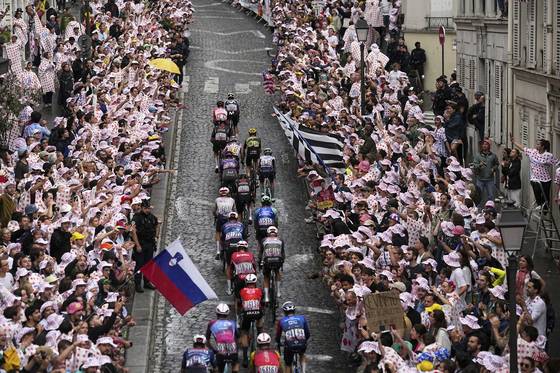 27일, 대회 마지막 21구간인 파리 몽마르뜨 언덕을 달리는 투르 드 프랑스 출전 선수들. AP=연합뉴스