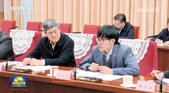 지난 1월 20일 리창 중국 국무원 총리가 량원펑(오른쪽) 딥시크 창업자와 런사오보(왼쪽) 저장대 당서기 등 인공지능 전문가와 대학 관계자를 만나 올해 정부업무보고의 초안에 자문을 구했다. CC-TV 캡처