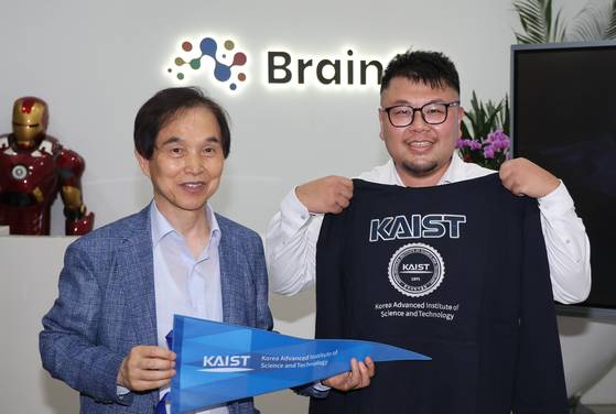 한비청(오른쪽) 브레인코 대표가 1일 평화오디세이 방문단 일행으로 찾아온 이광형 KAIST 총장을 반갑게 맞았다. 장진영 기자. 2025.07.01.