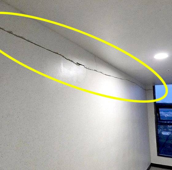 서울 강동구 둔촌동 올림픽파크포레온(올파포) 3단지 34층 복도 벽면에서 발생한 수평 방향 균열(크랙). 사진 온라인커뮤니티