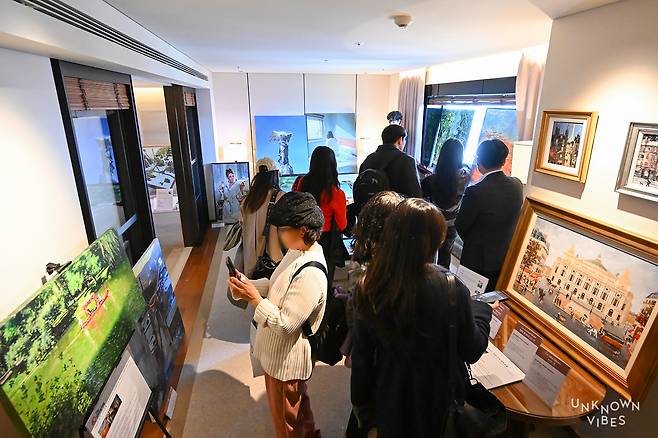 2025년 3월 신라호텔에서 개최한 《언노운바이브-더블룸》 현장사진 (출처: ㈜시즈포)