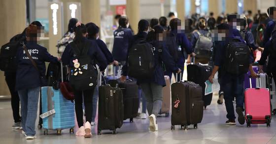 2022년 7월 인천국제공항 제1여객터미널 입국장에 고용허가제에 따른 비전문취업(E-9) 비자를 취득한 이주노동자가 입국하고 있다. 뉴스1