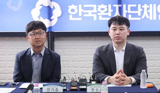 안기종 한국환자단체연합회 대표(왼쪽)가 28일 서울 영등포구 한국환자단체연합회에서 열린 전공의들과의 만남에서 모두 발언을 하고있다. 전공의와 환자단체가 대면해 대화한 것은 의정 갈등이 시작된 지 1년 5개월 만이다. 뉴시스