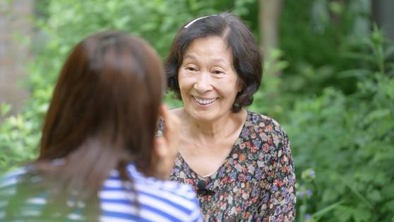 이효리와 대화를 나누고 있는 김혜자. 김혜자 배우는 연신 '만나게 되어 좋다'며 이효리를 환영했다. 사진 JTBC
