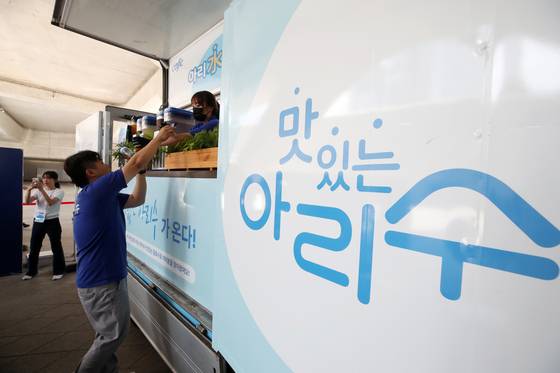 서울 중구 동대문디자인플라자(DDP)에서 열린 '맛있는 아리수 캠페인.' [뉴스1]