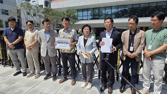 한국기자협회 등 8개 언론현업단체들은 25일 국정기획위 사무실이 있는 서울 종로구 정부서울청사 창성 별관 앞에서 기자회견을 열고 김현 국정기획위 사회2분과 방송·통신 소위원장에 진정서를 전달했다. 사진은 박성호 방송기자연합회 회장(오른쪽에서 세 번째)이 '바이든-날리면' 보도 당시 국민의힘 등으로부터 받은 12건의 고발장을 들어보이는 모습. /강아영 기자