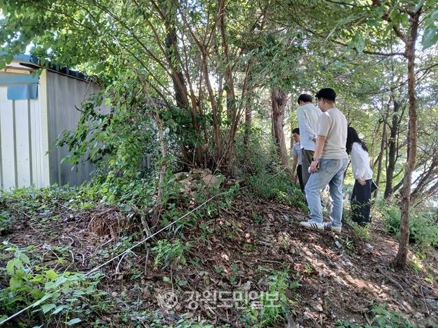 ▲ 횡성 청일초교 인근 부지에 생활폐기물 등 불법투기 의혹이 제기되자 횡성군과 횡성교육청 관계자들이 28일 현장조사를 진행하고 있다. 박현철
