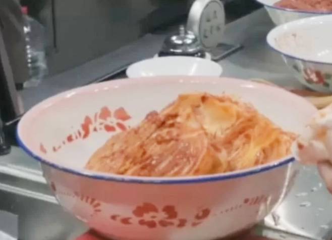 '흑백요리사' 표절 의혹이 제기된 중국 예능 '이판펑션'에 김치가 등장한 모습 /사진=서경덕 교수팀 제공