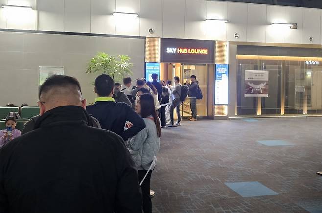 인천국제공항 1터미널 서편에 있는 스카이허브 라운지를 입장하기 위해 승객들이 줄을 서있다. 지난해 12월 24일 모습. 고윤상 기자.
