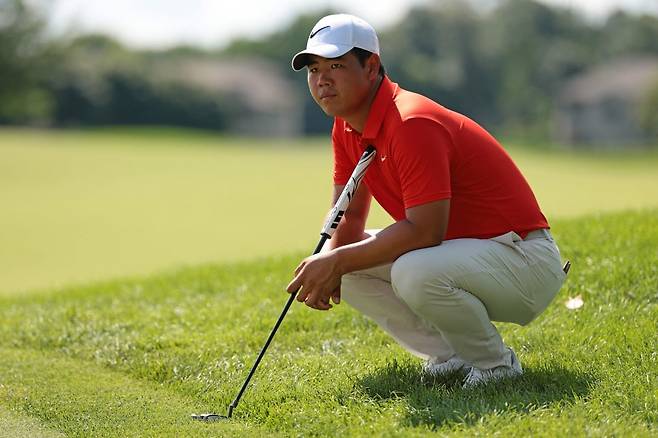 김주형이 지난 27일(한국시간) 미국 미네소타주 블레인의 TPC 트윈시티즈에서 열린 미국프로골프(PGA)투어 3M 오픈 3라운드 12번홀 그린에서 퍼팅 라인을 살펴보고 있다.  /AFP연합뉴스