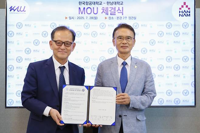 이승철 한남대 총장(오른쪽)과 허희영 한국항공대 총장이 28일 한국항공대 본관 2층 접견실에서 업무협약을 맺고 기념 촬영을 하고 있다. 한남대 제공