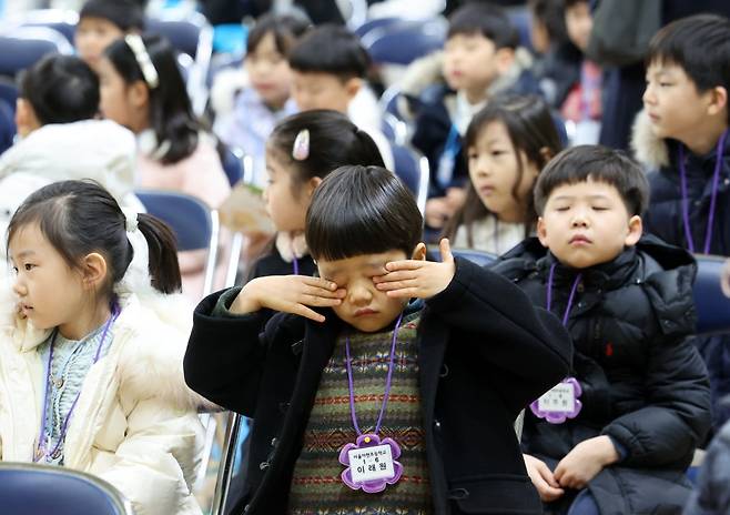 서울 아현동 아현초등학교에서 열린 2025학년도 입학식에서 한 신입생들이 졸려하고 있다./사진=한국경제신문