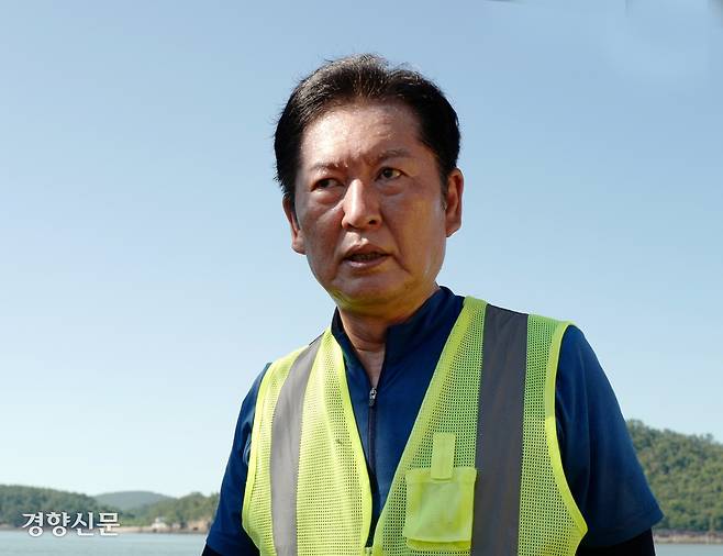 더불어민주당 대표 선거에 출마한 정청래 의원이 지난 26일 전남 목포시 해안로에서 수해 복구 작업을 하고 있다. 목포｜허진무 기자