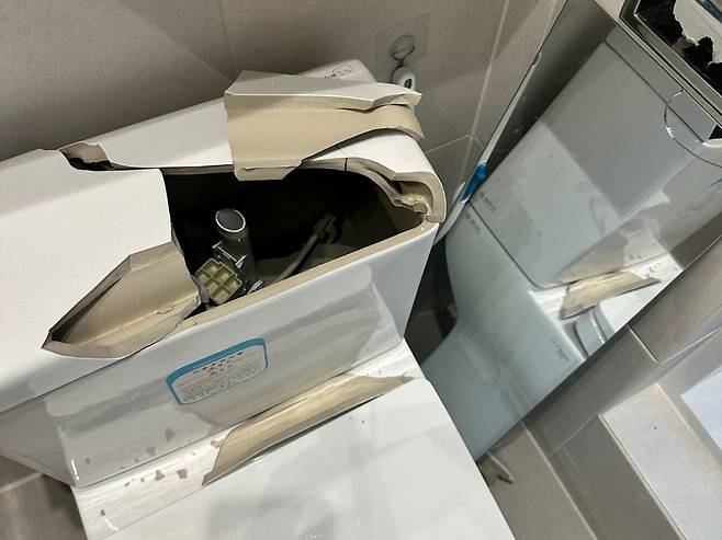 A씨가 거주하는 빌라 한 가구의 욕실 수납장이 떨어져 화장실 집기가 파손돼 있다. A씨 제공