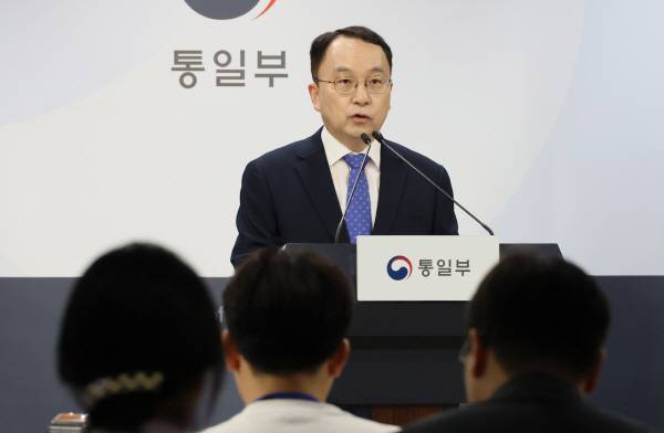 구병삼 통일부 대변인이 28일 서울 종로구 정부서울청사에서 열린 정례브리핑에서 북한 김여정 대남 담화와 관련한 질문에 답변하고 있다. 연합뉴스