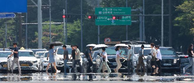 Air simmers over a road in Yeongdeungpo-gu, western Seoul, July 25. (Yonhap)