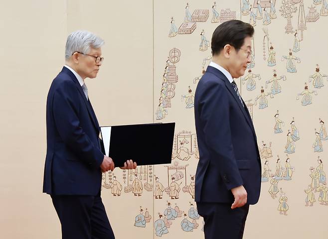 Choi Dong-seok (left), chief of the Ministry of Personnel Management, assists President Lee Jae Myung in presenting a letter of appointment during a ceremony for newly appointed cabinet members and the head of the Committee for Balanced Regional Development at the presidential office in Yongsan, central Seoul, on July 23. [YONHAP]